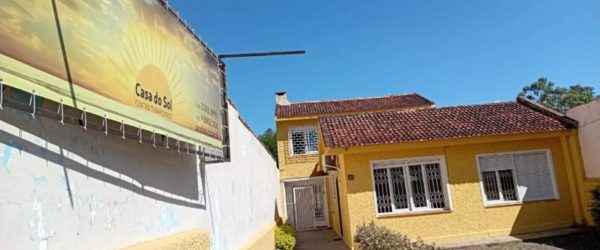 Entrada da Clínica com Painel - Centro Terapêutico Casa do Sol