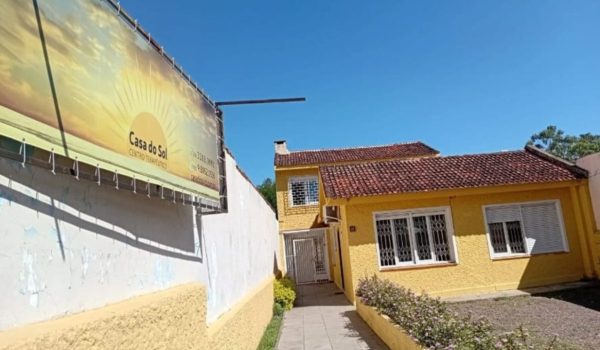 Entrada da Clínica com Painel - Centro Terapêutico Casa do Sol
